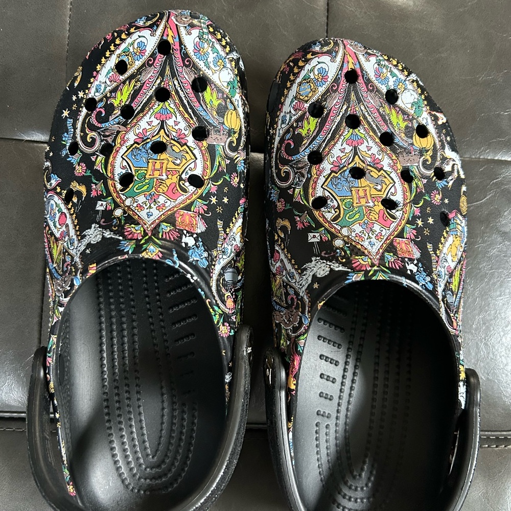 Harry Potter CROCS Black and Multicolor Patterned Clogs - Picture 4 of 8
